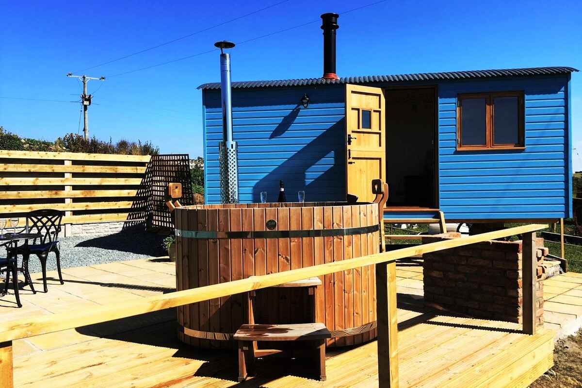 beas-hut-with-hot-tub-glamping-anglesey
