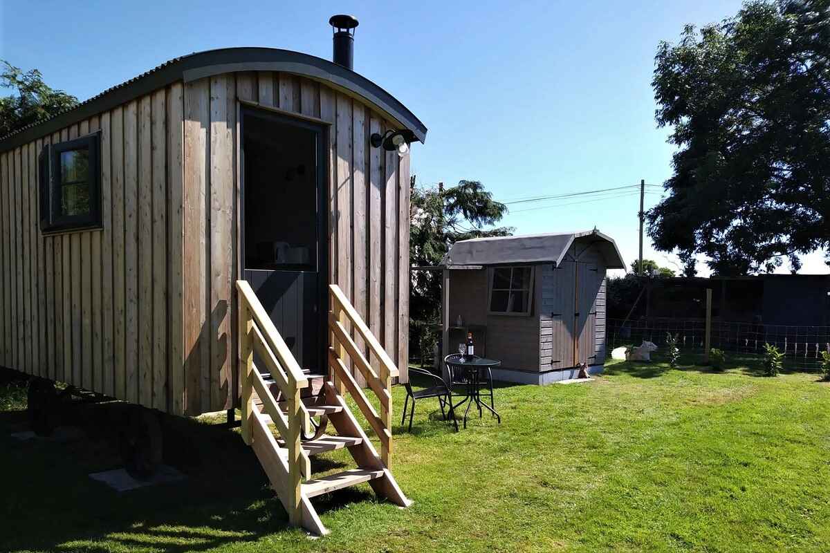 caban-clyd-shepherds-hut-in-field-on-sunny-day