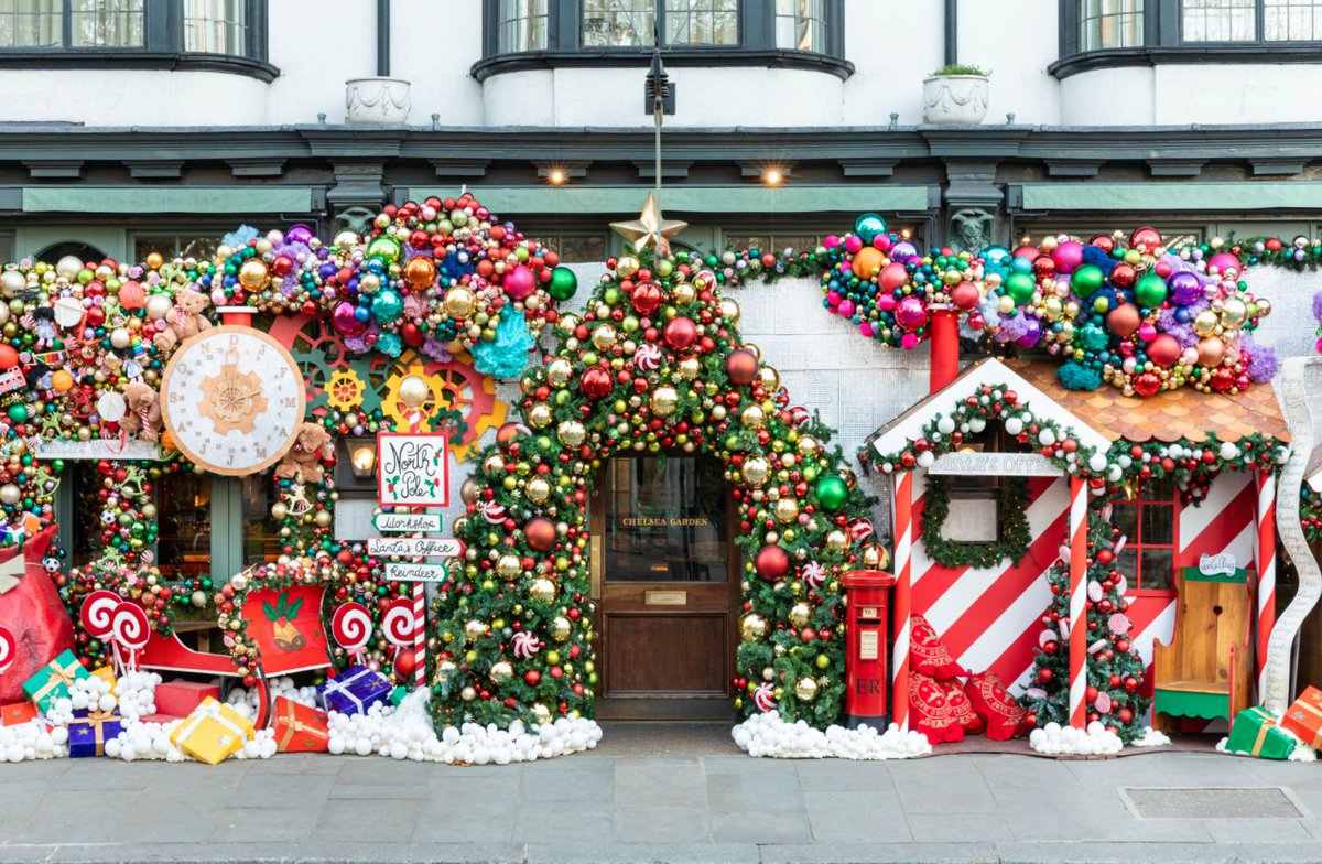 christmas-decorations-outside-the-ivy-chelsea-winter-date-ideas-london