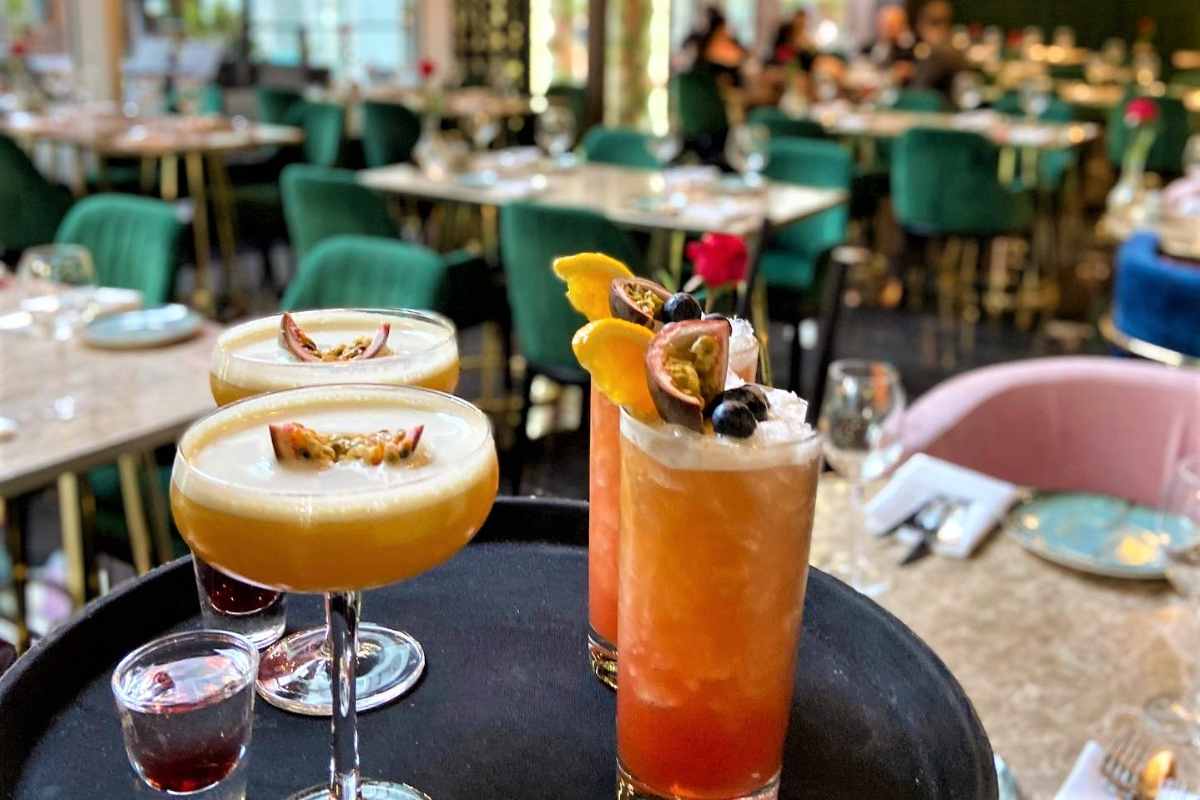 cocktails-on-table-of-deroka-restaurant