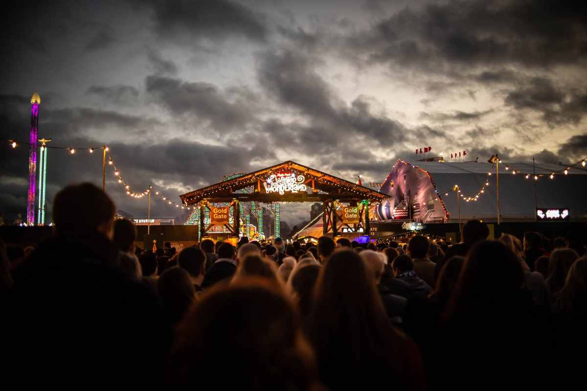 crowd-at-night-looking-at-stage-at-winter-wonderland-hyde-park