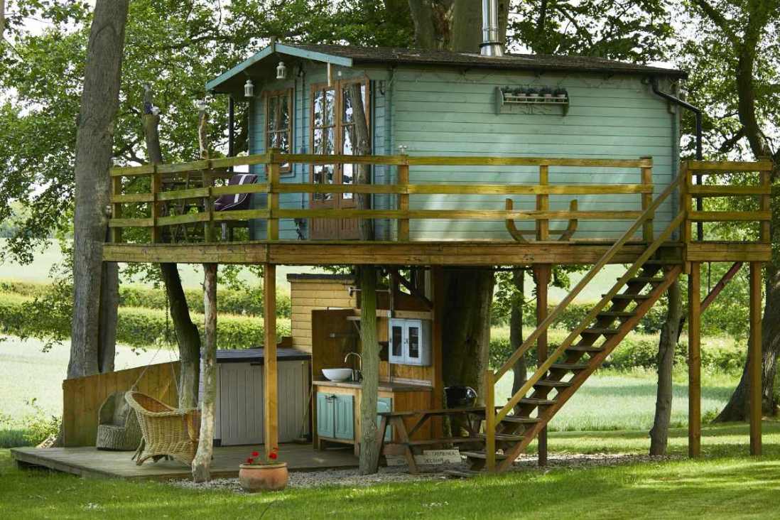 dale-farm-treehouse-in-field-treehouses-yorkshire