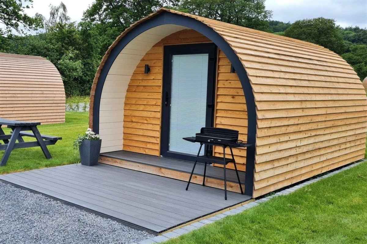 eastridge-glamping-pods-with-barbeque-and-picnic-table