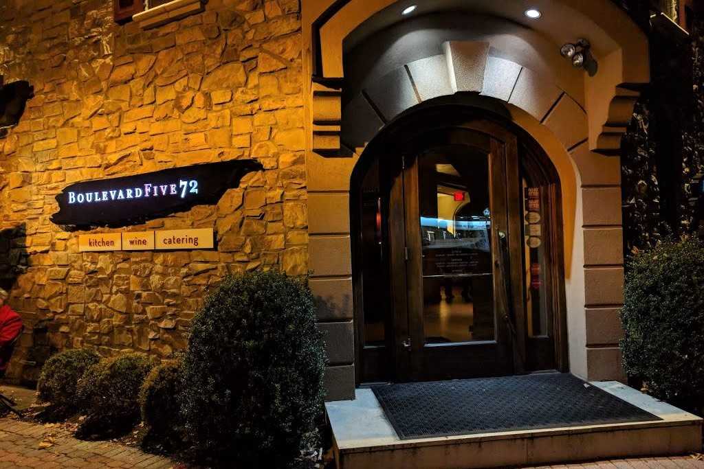 entrance-to-boulevard-five-72-restaurant-at-night