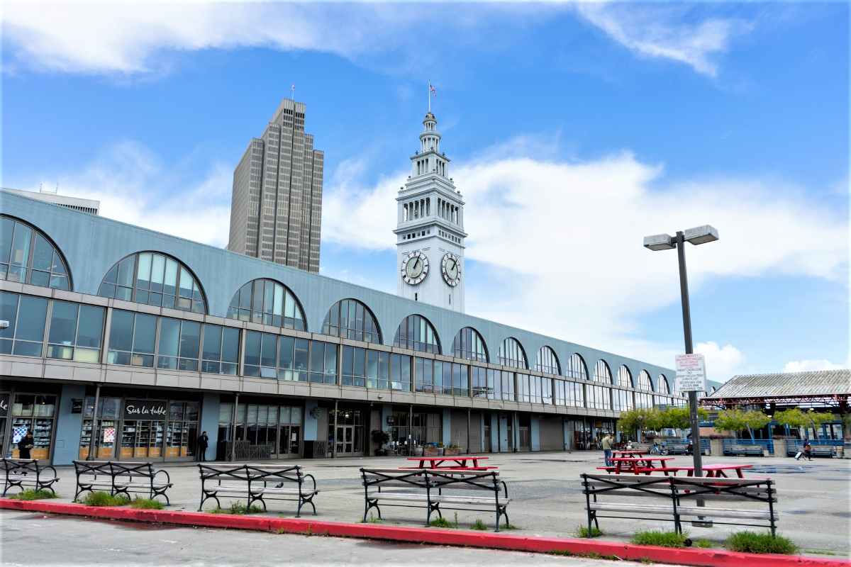 exterior-of-ferry-building-marketplace-on-sunny-day