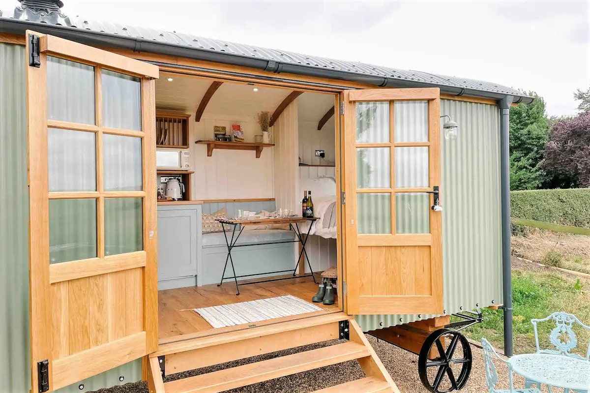 exterior-of-honeysuckle-shepherds-hut-with-doors-wide-open