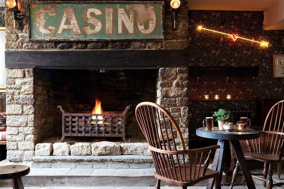 fireplace-and-table-in-the-mason-arms-in-witney