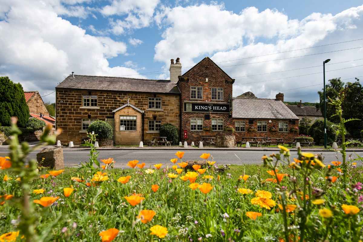 flowers-in-front-of-the-kings-head-inn-in-chipping-norton