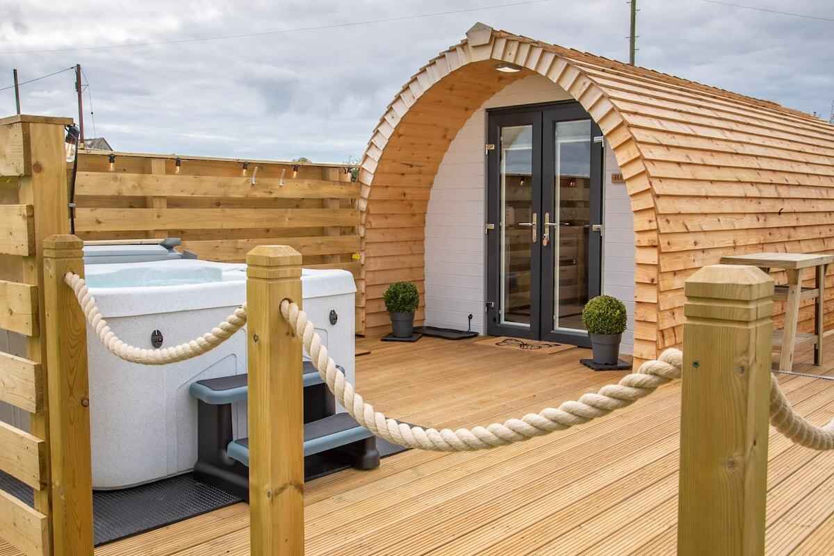 glampio-bedo-pod-with-hot-tub-glamping-anglesey