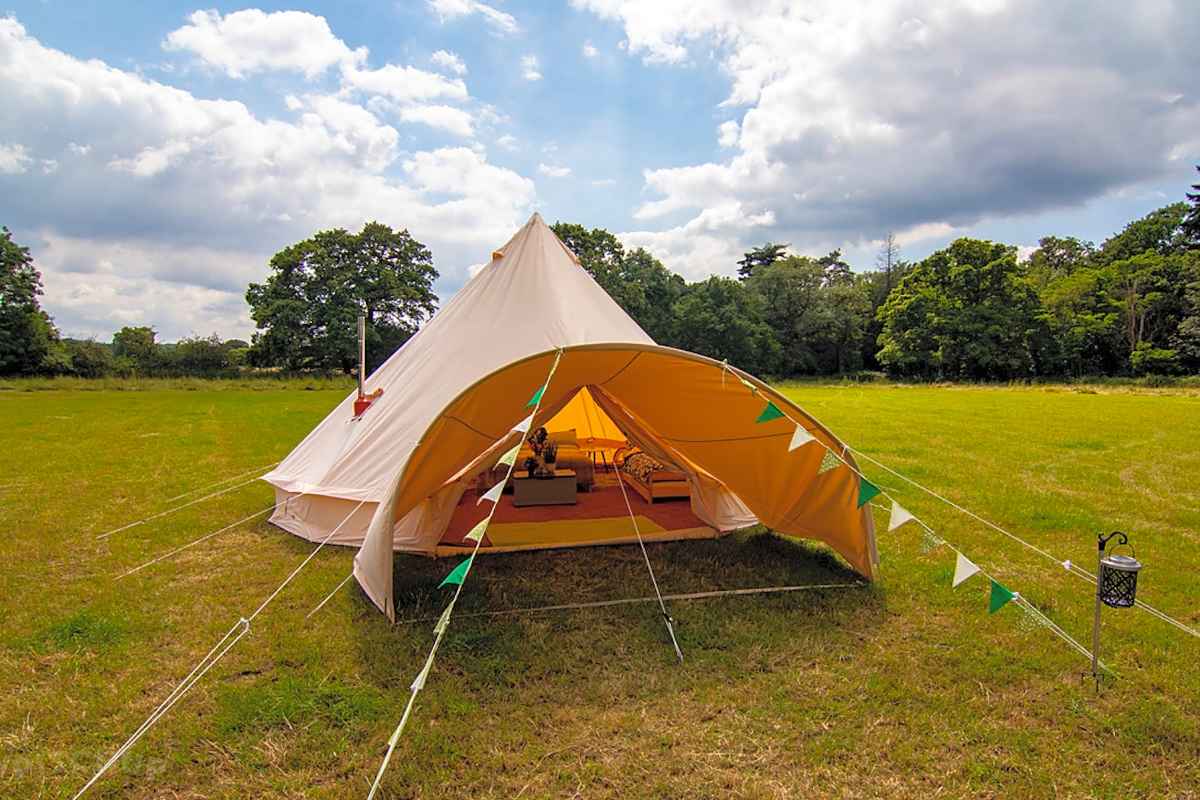 hammond-glamping-bell-tent-in-field-in-daytime