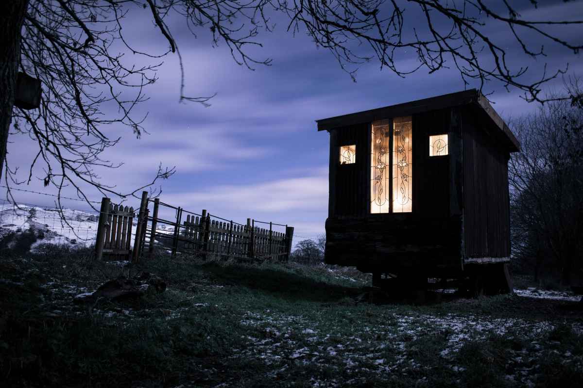 hamperley-hideaways-hut-lit-up-at-night