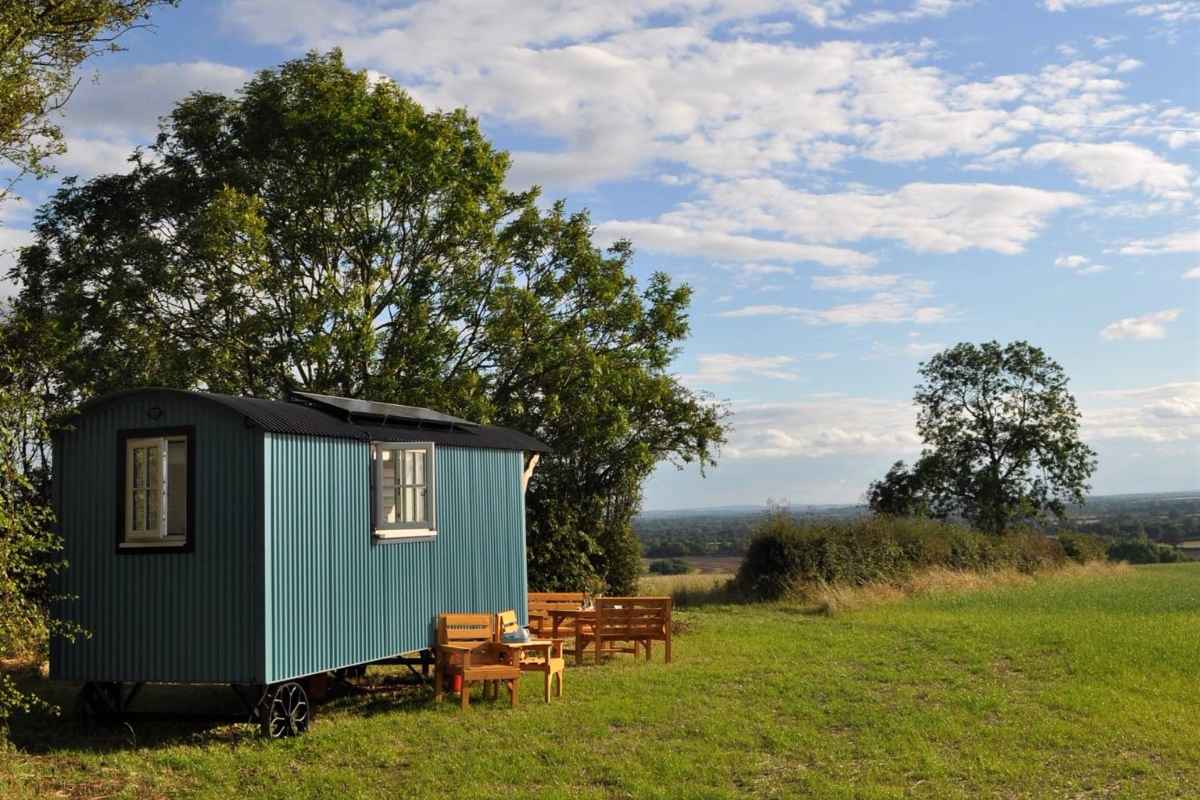 hill-view-farm-shepherds-hut-with-outdoor-seating-in-field
