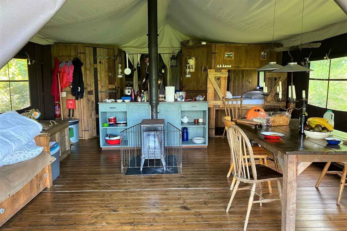 interior-of-east-shilvinghampton-farm-safari-tent