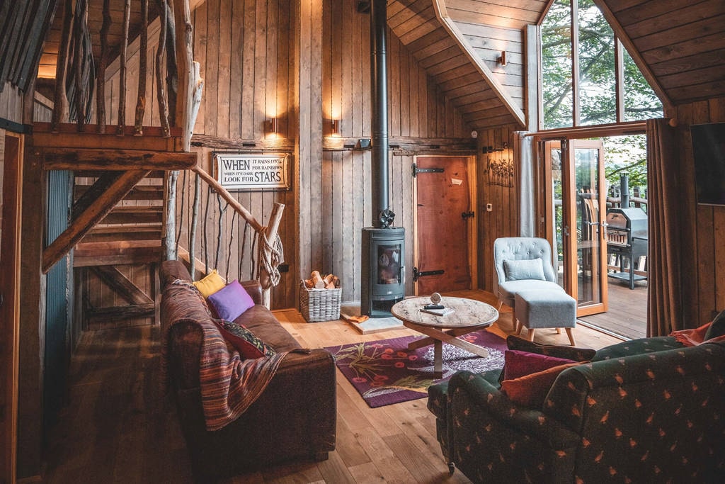 interior-of-rufus-roost-rustic-wooden-treehouse-treehouses-yorkshire