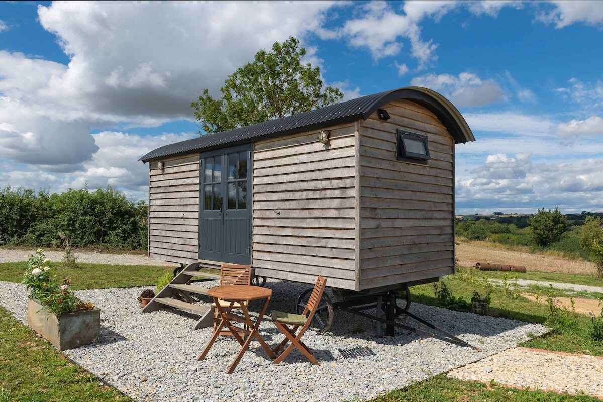 lower-nill-farm-shepherds-hut-with-outdoor-seating-glamping-oxfordshire