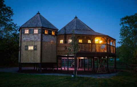 mill-farm-glamping-treehouse-at-night-glamping-wiltshire