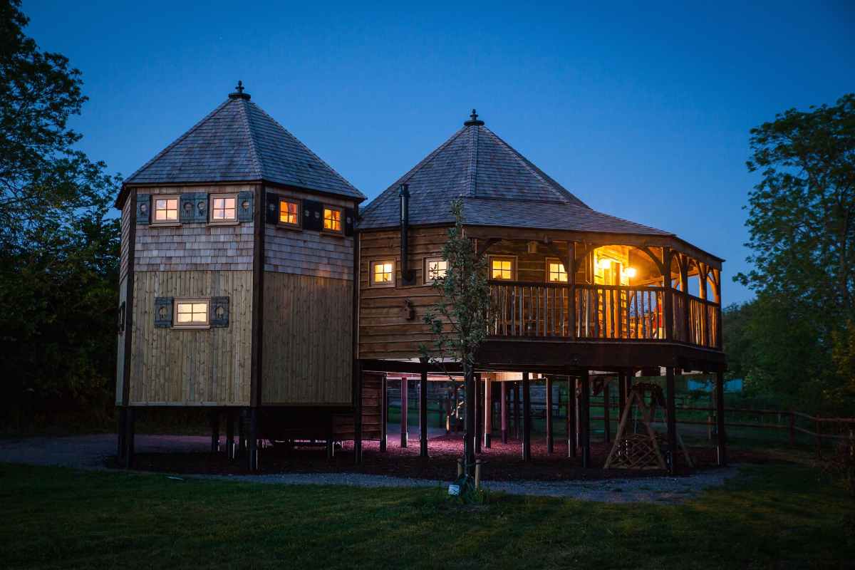 mill-farm-glamping-treehouse-at-night-glamping-wiltshire