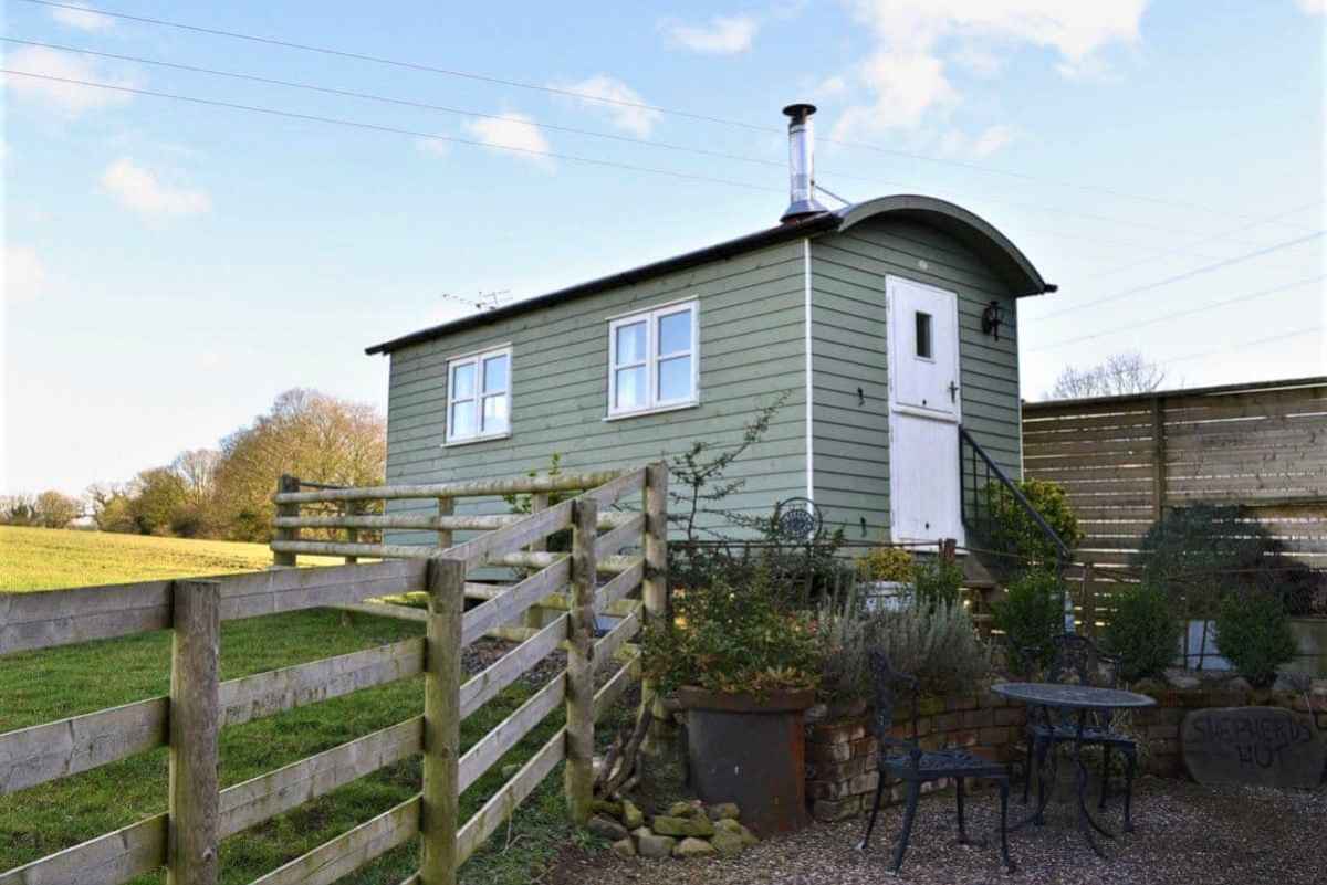 morrells-wood-farm-shepherds-hut-with-outdoor-seating-in-field