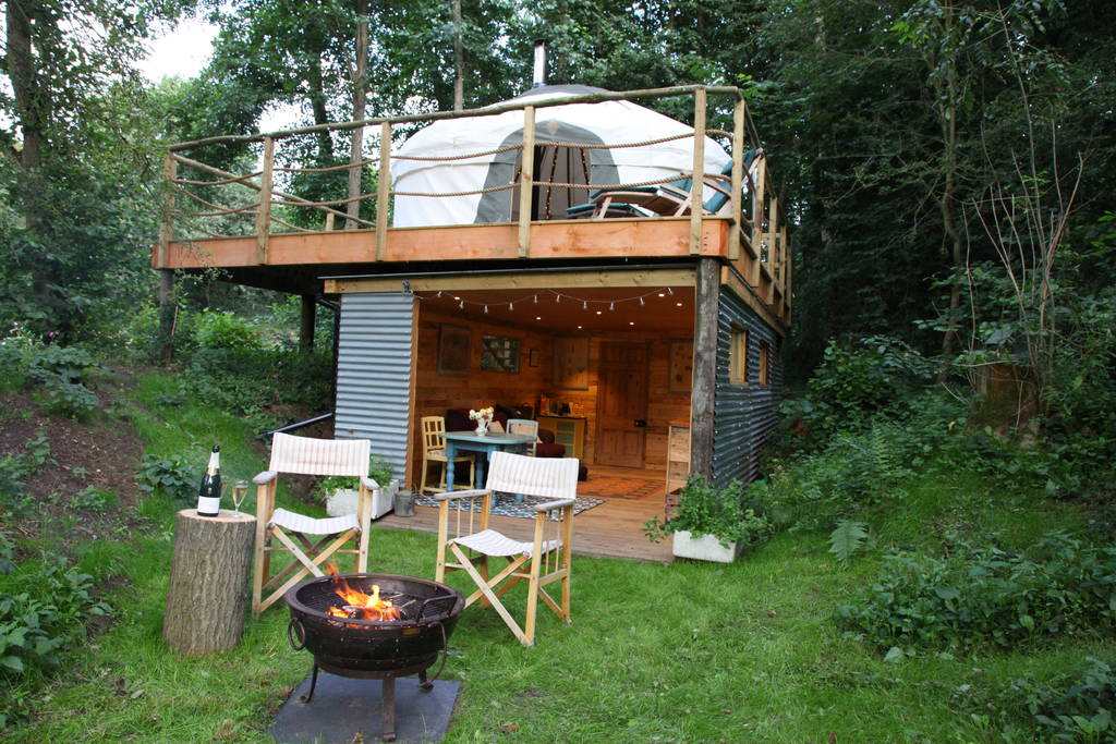 otter-island-yurt-on-raised-deck-glamping-shropshire