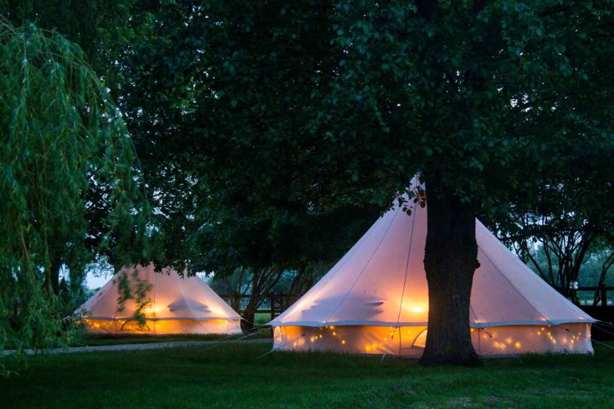 oxford-riverside-glamping-tents-lit-up-at-night-glamping-oxfordshire
