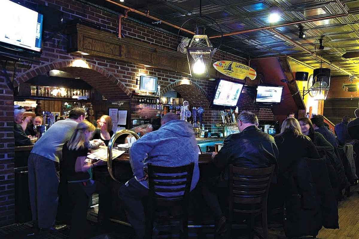 people-drinking-at-bar-of-cornerstone-restaurant