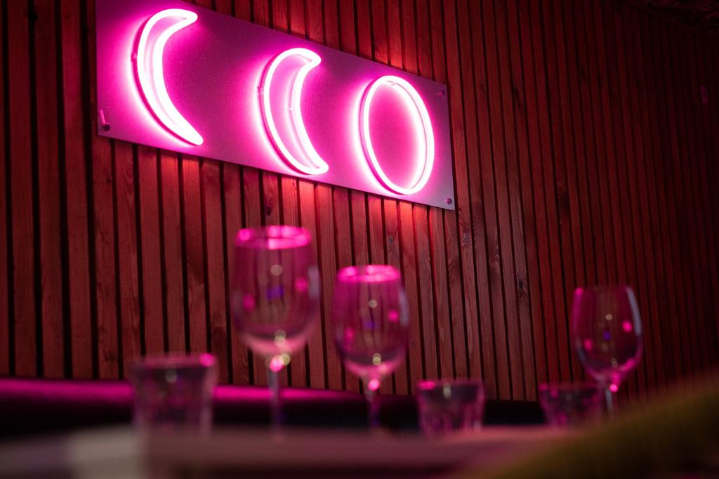 pink-neon-lights-in-pink-moon-cafe-bottomless-brunch-exeter