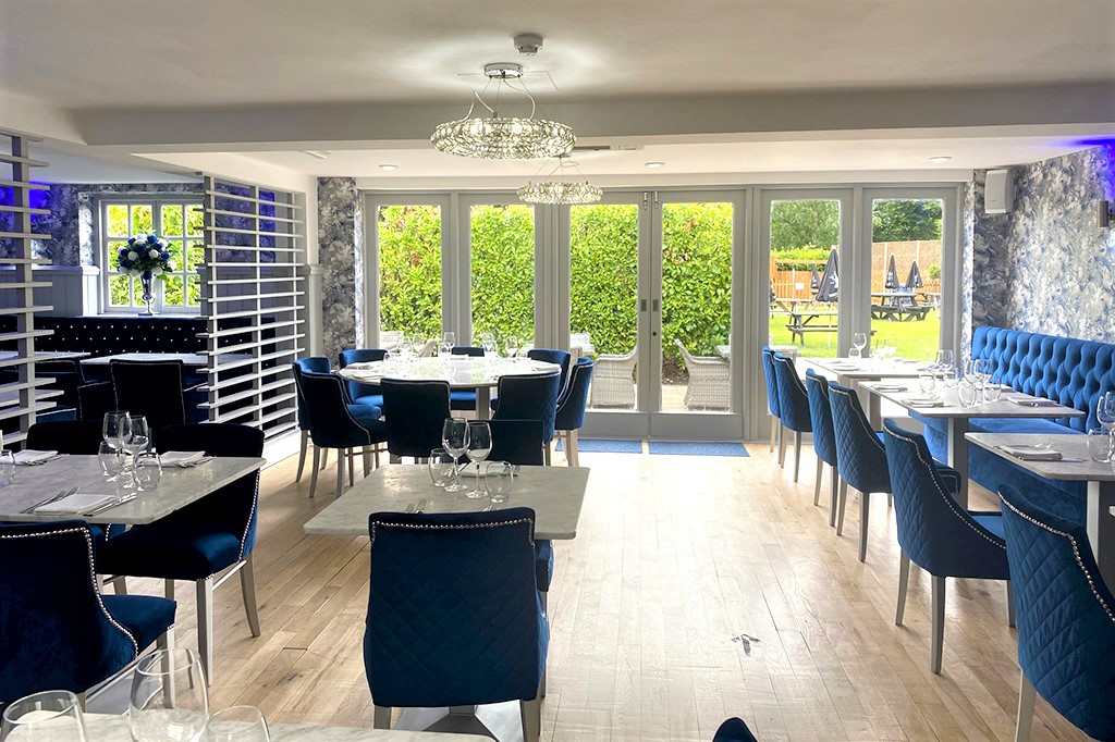 restaurant-tables-in-royal-rose-in-brentwood
