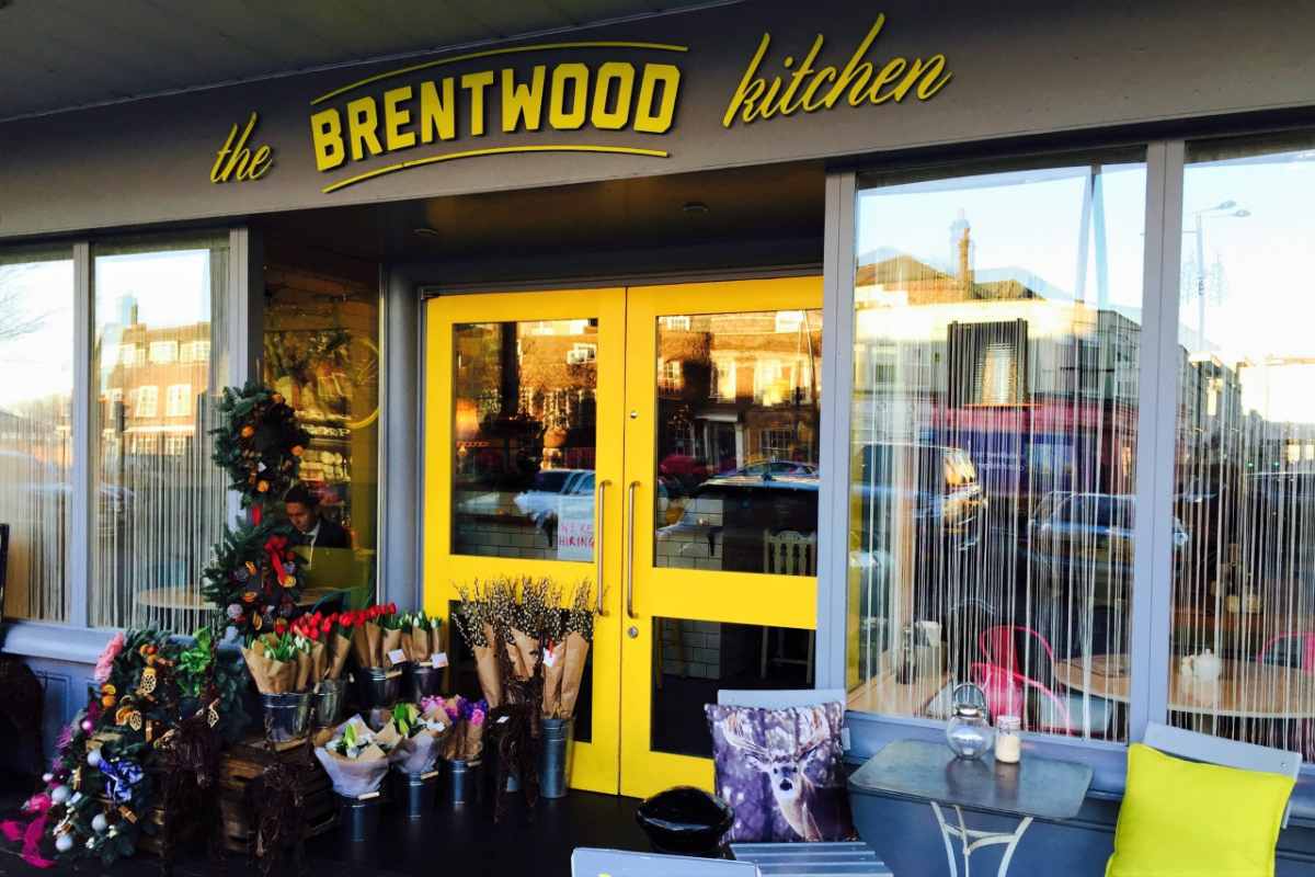 restaurant-tables-outside-the-brentwood-kitchen