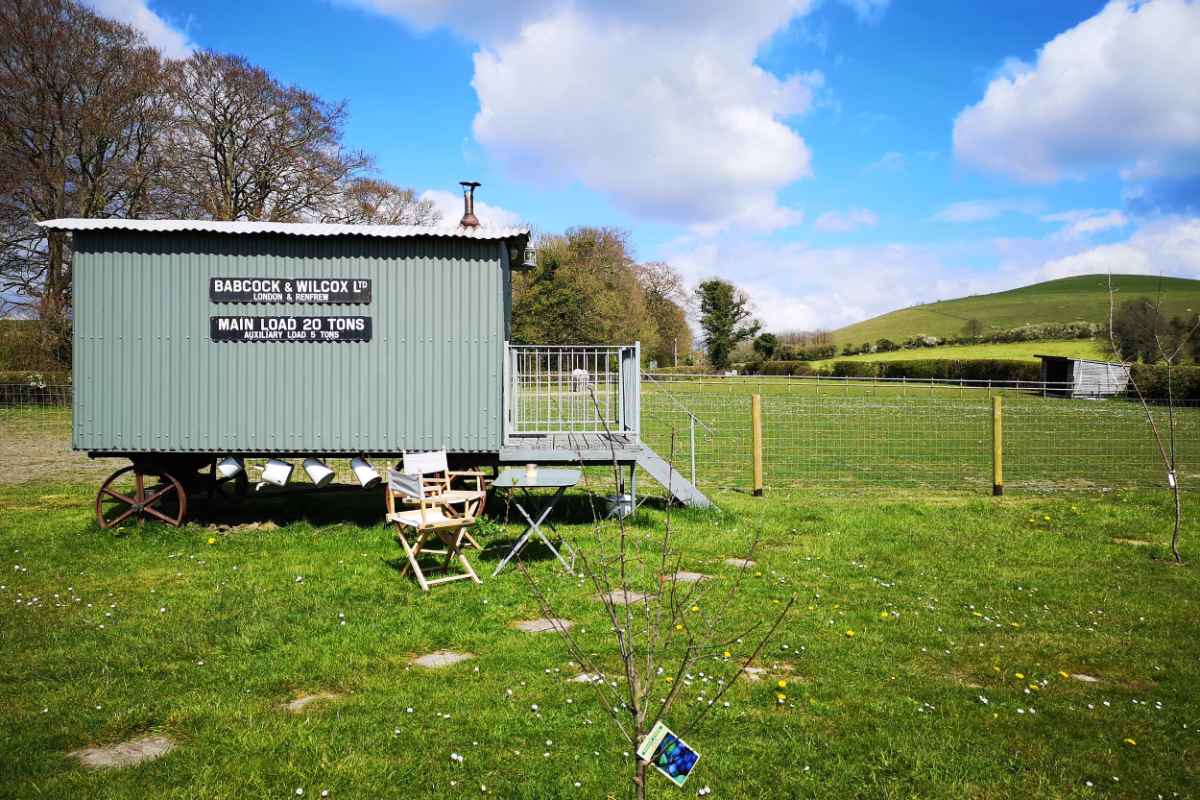 sam-the-shepherds-hut-at-the-old-forge-glamping