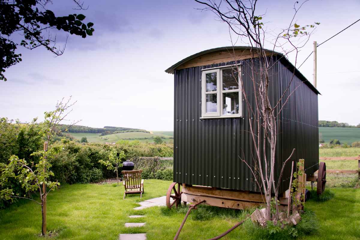shepherds-hut-with-hot-tub-in-field-glamping-wiltshire