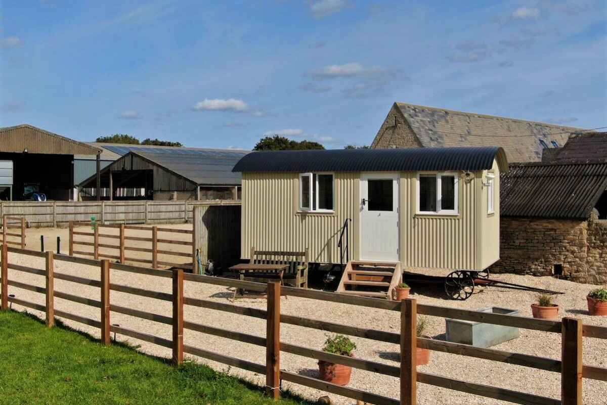 shepherds-hut-with-outdoor-seating-on-farm