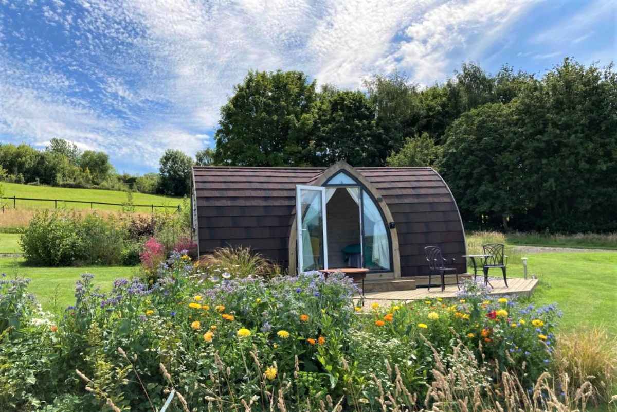 slades-farm-glamping-pod-in-field-glamping-wiltshire