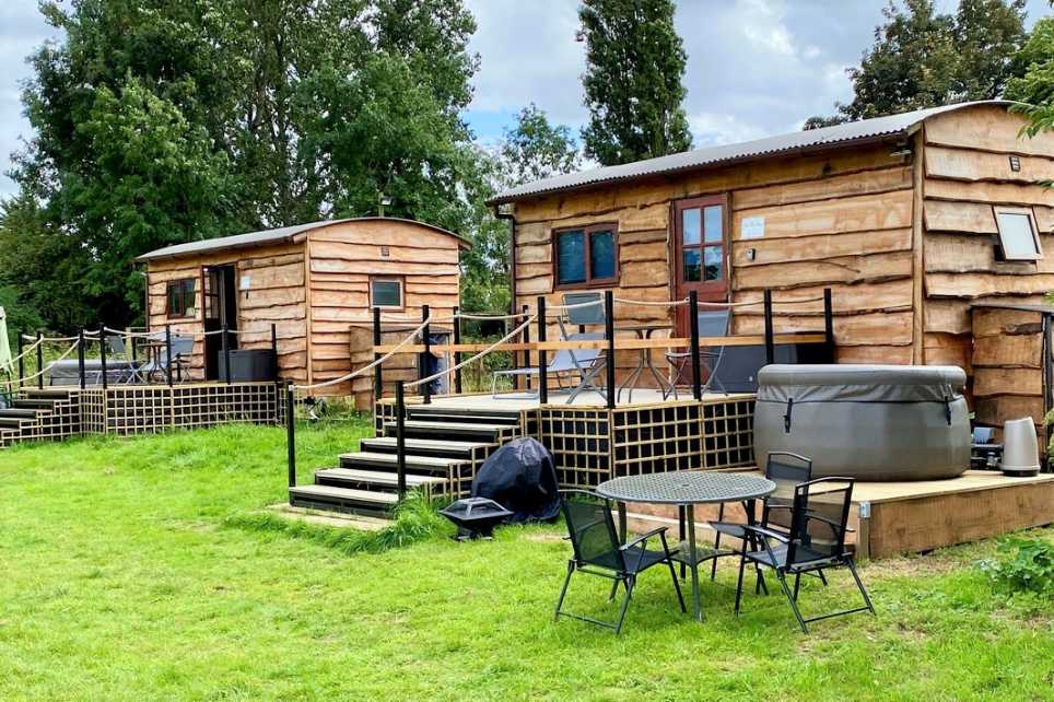 standlake-glamping-shepherds-huts-with-hot-tub-and-outdoor-seating
