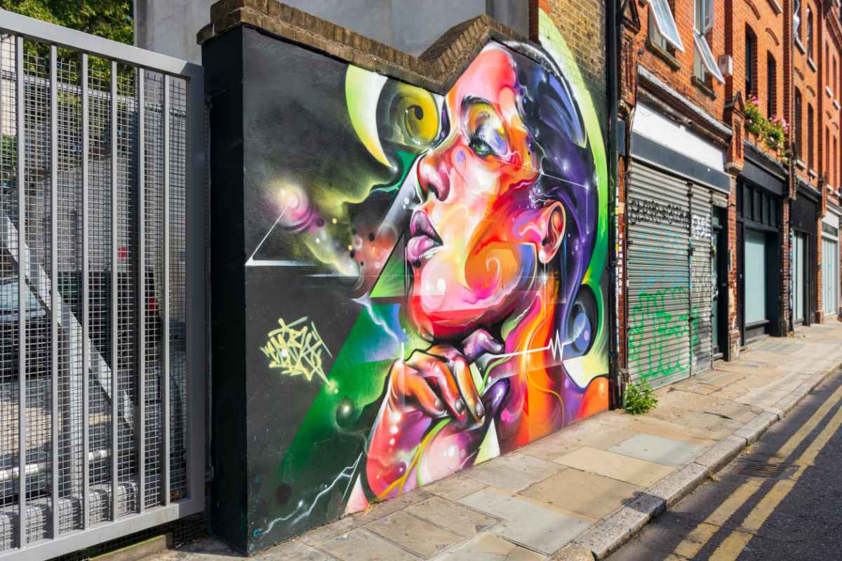 street-art-on-wall-of-street-in-london