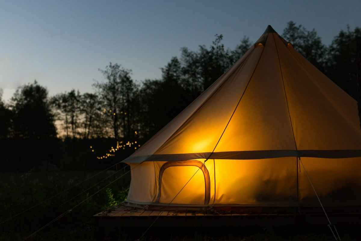 surrey-lakes-glamping-bell-tent-lit-up-at-night