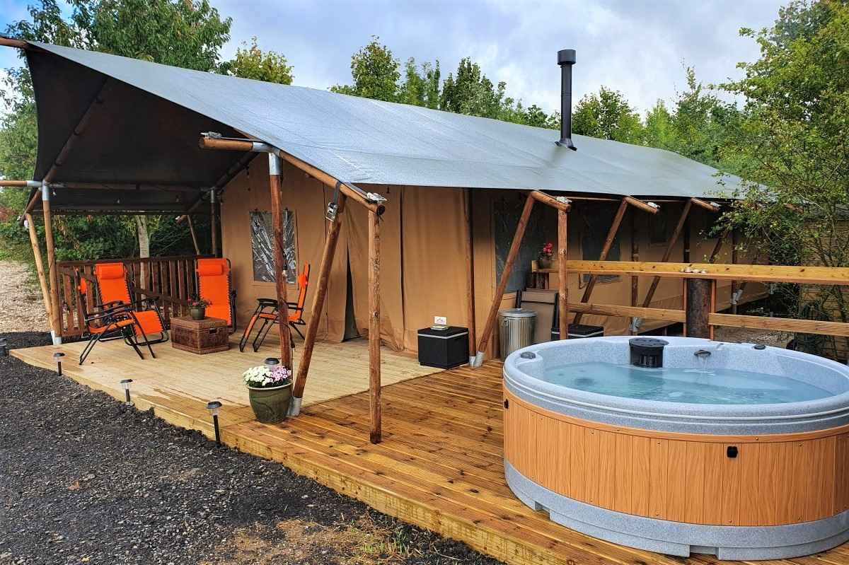 the-chilterns-view-safari-tent-with-hot-tub-glamping-oxfordshire