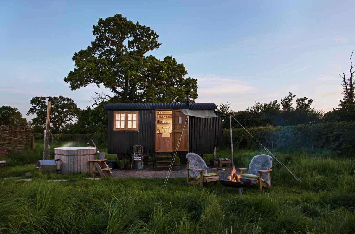 the-happy-hare-shepherds-hut-at-farmstead-glamping-glamping-dorset
