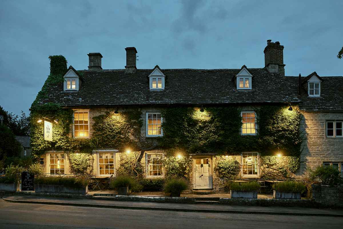 the-new-inn-in-coln-st-aldwyns-lit-up-at-night