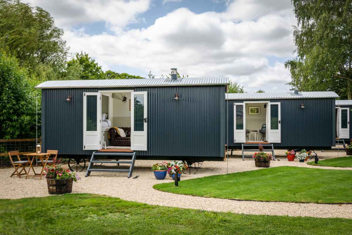 the-red-lion-at-northmoor-shepherds-huts-glamping-oxfordshire