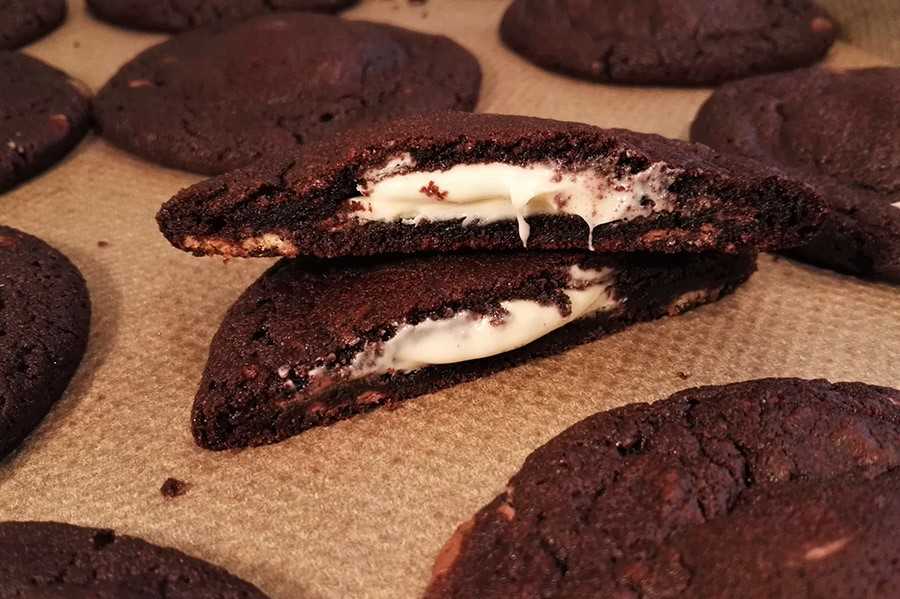 van-stapele-dark-chocolate-cookie-with-white-chocolate-filling