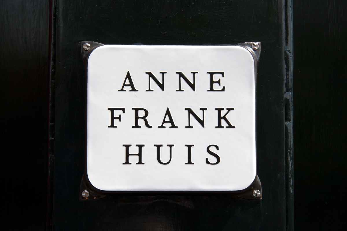 white-sign-to-anne-frank-huis