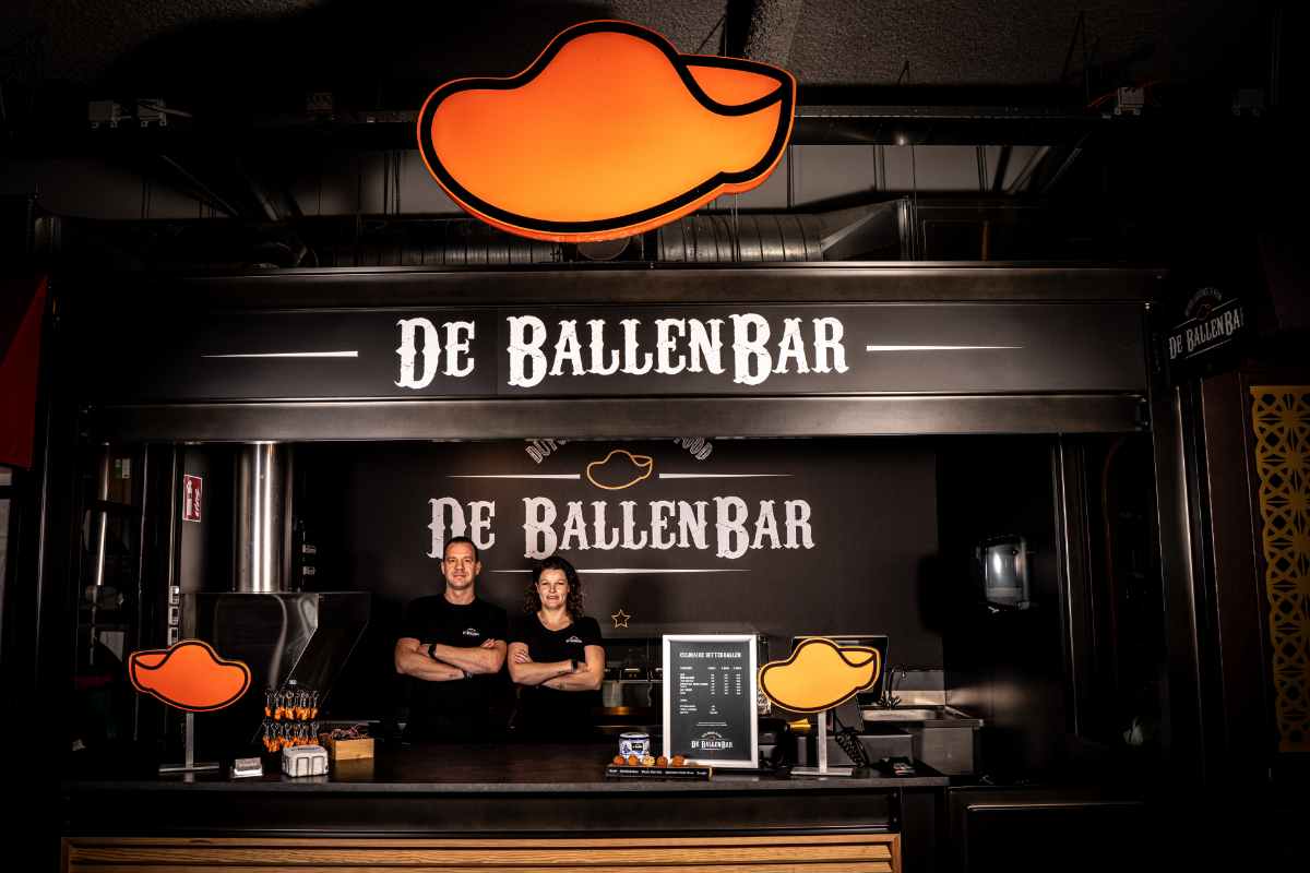 woman-and-man-behind-bar-of-de-ballenbar