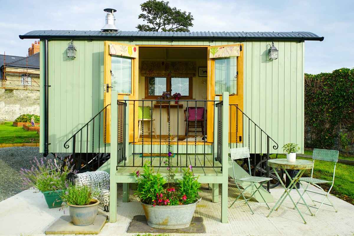 y-gorlan-the-fold-shepherds-hut-glamping-anglesey
