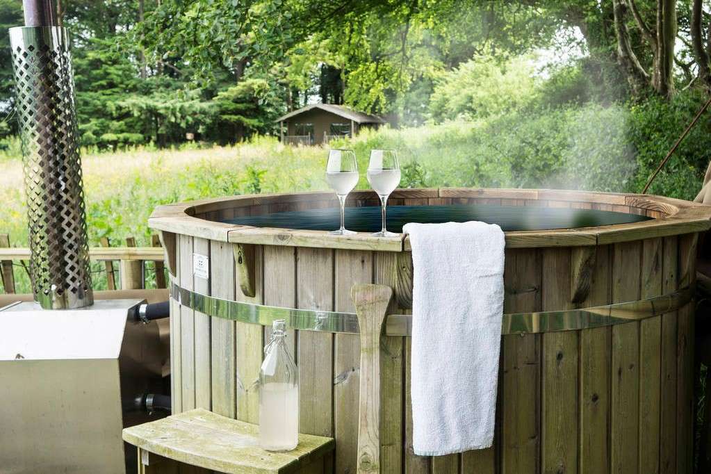 berridon-farm-hot-tub-outside-safari-tent-glamping-devon-hot-tub