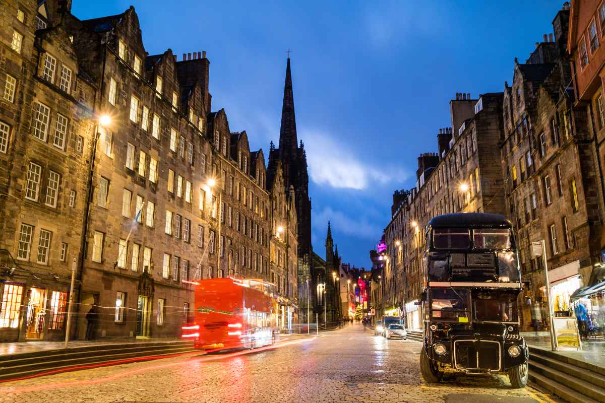 buses-going-down-the-royal-mile-at-night