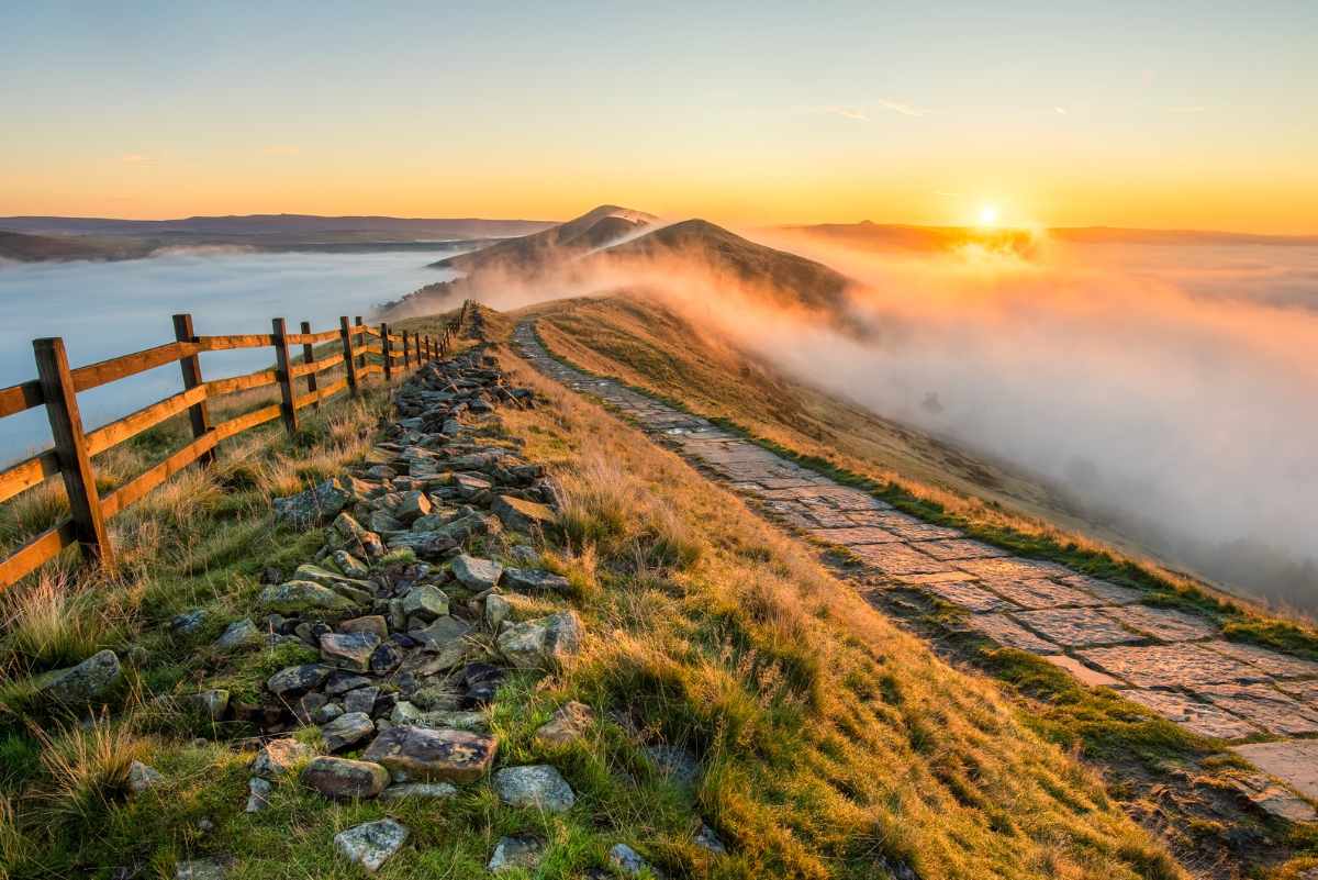 cloud-inversion-at-sunrise-from-mam-tor-best-views-in-the-peak-district