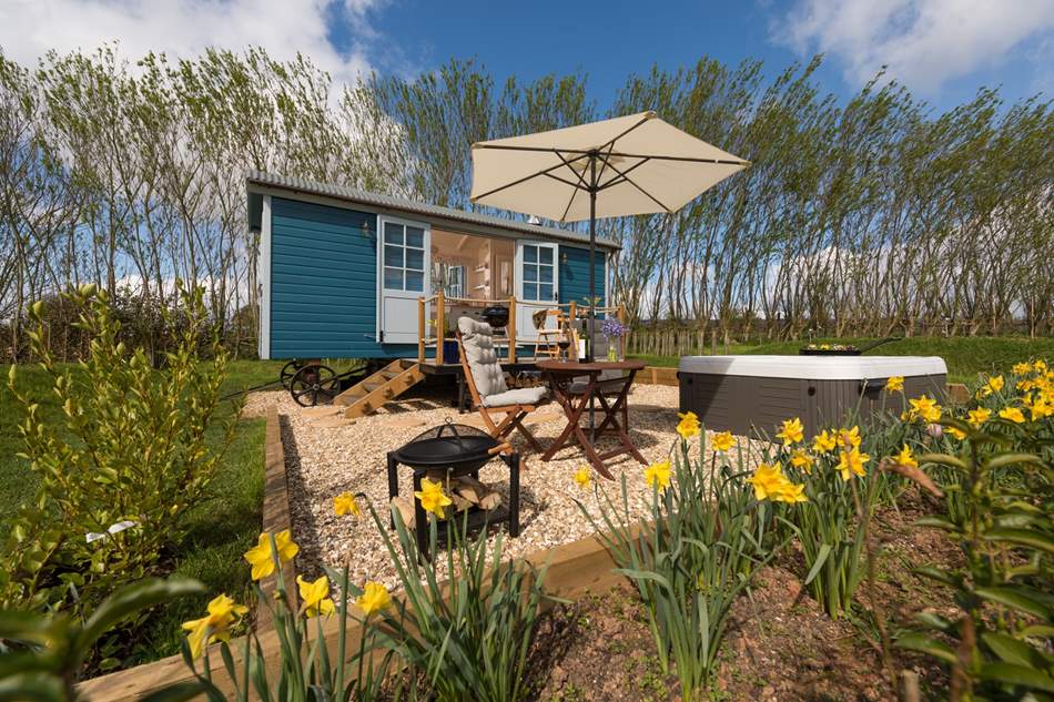 crannaford-shepherds-hut-with-outdoor-seating-glamping-devon-hot-tub