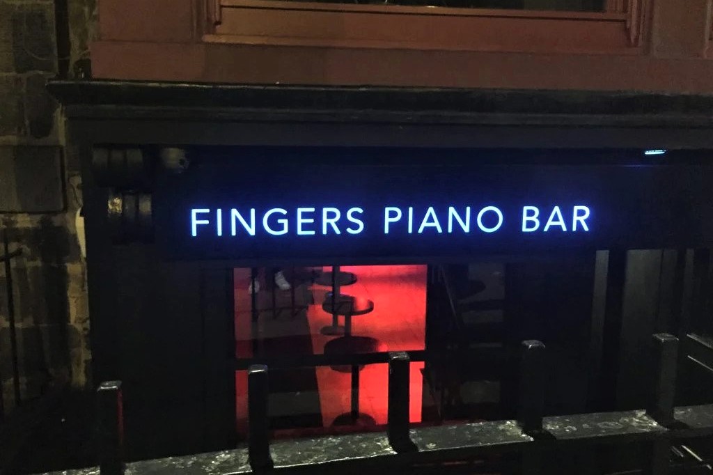 exterior-of-fingers-piano-bar-at-night