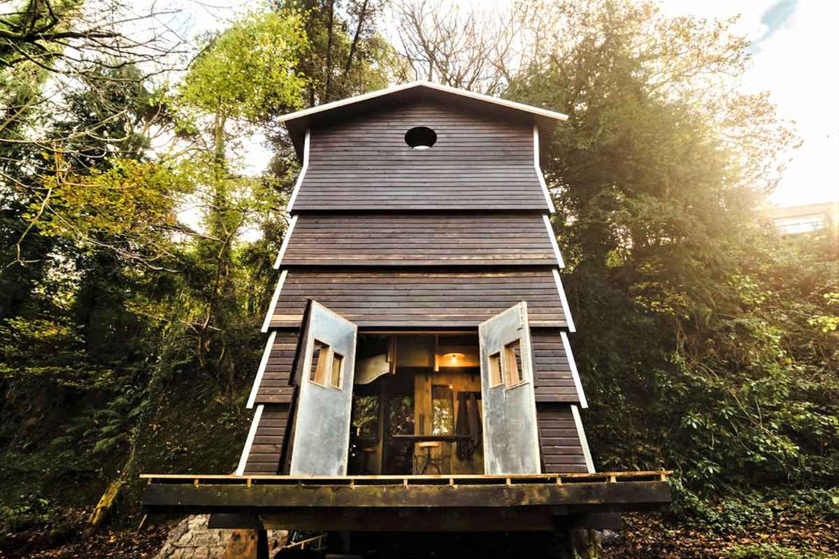 exterior-of-humble-bee-cabin-glamping-devon-hot-tub