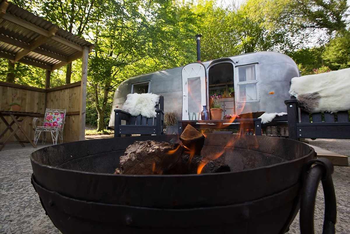 firepit-in-front-of-tin-can-cottage-airstream-at-coombe-farm